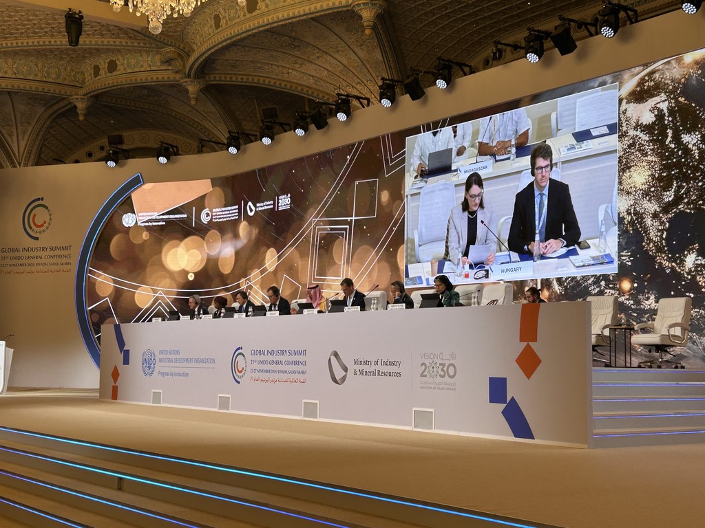 全球工业峰会闭幕。